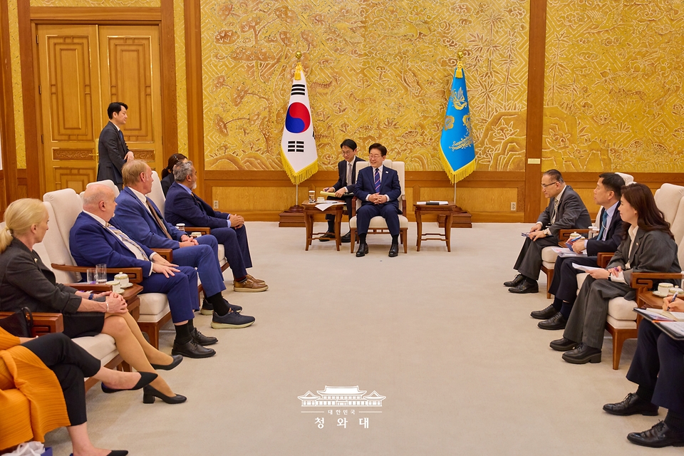 이재명 대통령이 3월 31일 청와대에서 미국 하원의원단을 접견하고 있다.