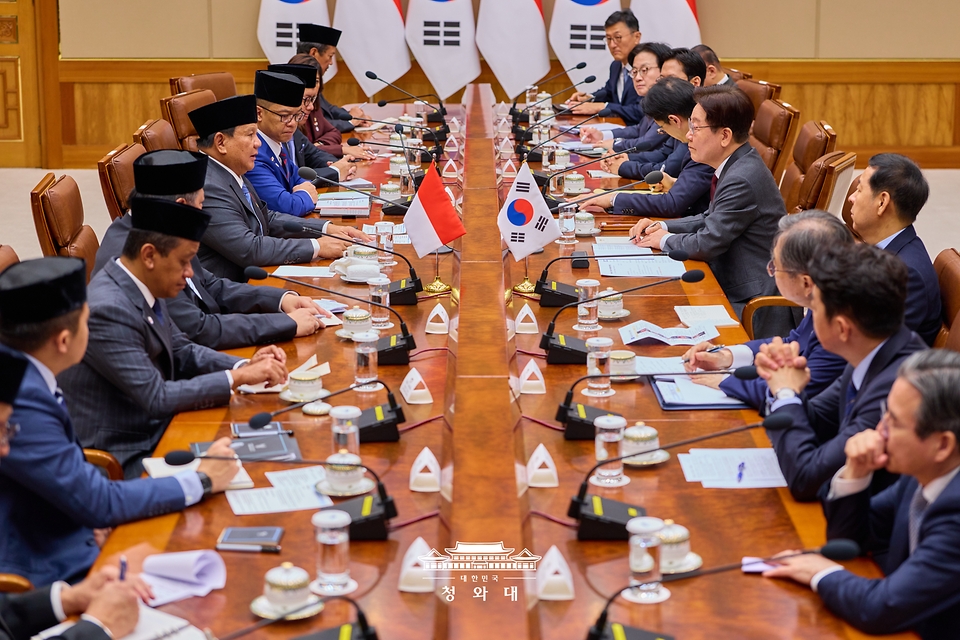 이재명 대통령과 프라보워 수비안토 인도네시아 대통령이 4월 1일 청와대에서 확대 정상회담을 하고 있다.
