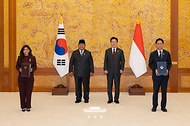 배경훈 부총리 겸 과학기술정보통신부 장관과 무티야 하피드 인도네시아 통신디지털부 장관이 1일 청와대에서 이재명 대통령과 프라보워 수비안토 대통령이 임석한 가운데 디지털 개발 협력 양해각서 문건을 교환한 뒤 기념 촬영을 하고 있다.