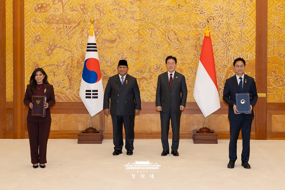 배경훈 부총리 겸 과학기술정보통신부 장관과 무티야 하피드 인도네시아 통신디지털부 장관이 1일 청와대에서 이재명 대통령과 프라보워 수비안토 대통령이 임석한 가운데 디지털 개발 협력 양해각서 문건을 교환한 뒤 기념 촬영을 하고 있다.