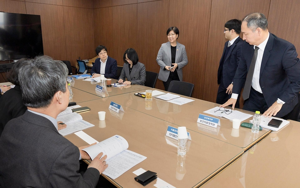 정은경 보건복지부 장관이 3월 31일 서울에서 중동전쟁 장기화에 대비한 비상경제대응 민생복지반 제1차 관계부처 점검회의를 개최하고, 민생복지반 소속 각 부처의 주요 추진과제 및 현장 동향 등을 논의하고 있다.