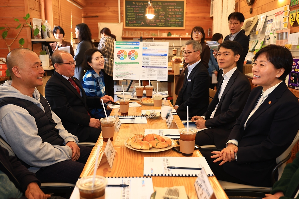 송미령 농림축산식품부 장관이 4월 1일 충북 옥천군 안남면에 위치한 협동조합 운영 판매장에서 현장 간담회를 열어 농어촌 기본소득 사용현황과 최근 지역상권의 변화 사례를 점검하고, 인근 가맹점을 방문해 주민들을 비롯한 관계자들의 현장 의견을 청취하고 있다.