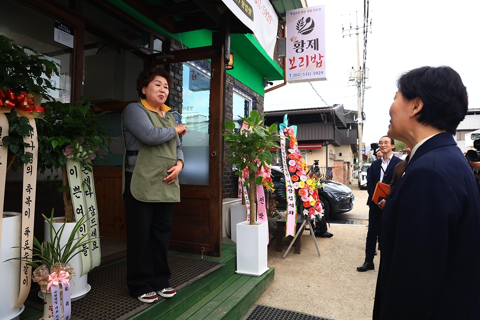 송미령 농림축산식품부 장관이 4월 1일 충북 옥천군 안남면에 위치한 협동조합 운영 판매장에서 현장 간담회를 열어 농어촌 기본소득 사용현황과 최근 지역상권의 변화 사례를 점검하고, 인근 가맹점을 방문해 주민들을 비롯한 관계자들의 현장 의견을 청취하고 있다.