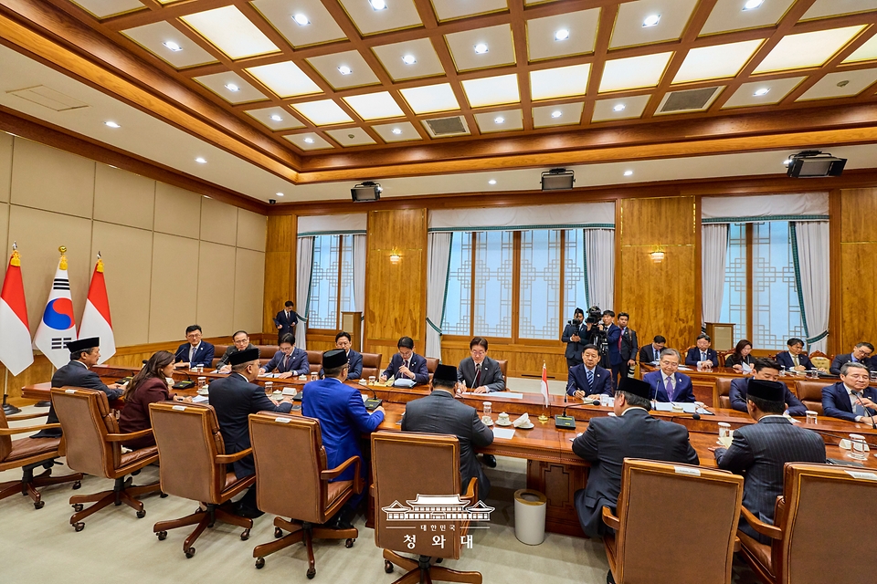 이재명 대통령과 프라보워 수비안토 인도네시아 대통령이 4월 1일 청와대에서 확대 정상회담을 하고 있다.