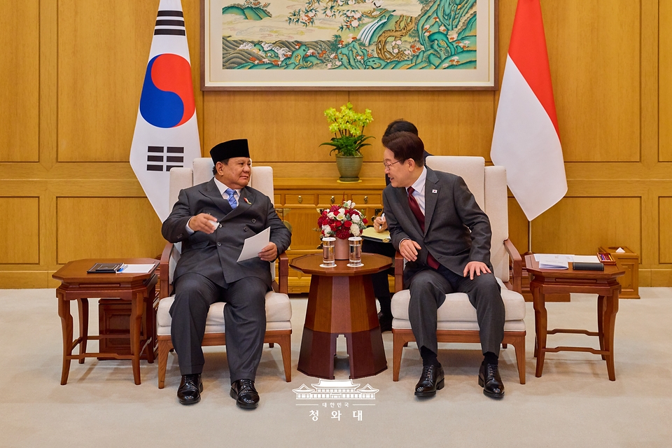 이재명 대통령과 프라보워 수비안토 인도네시아 대통령이 4월 1일 청와대에서 소인수 정상회담을 하고 있다.