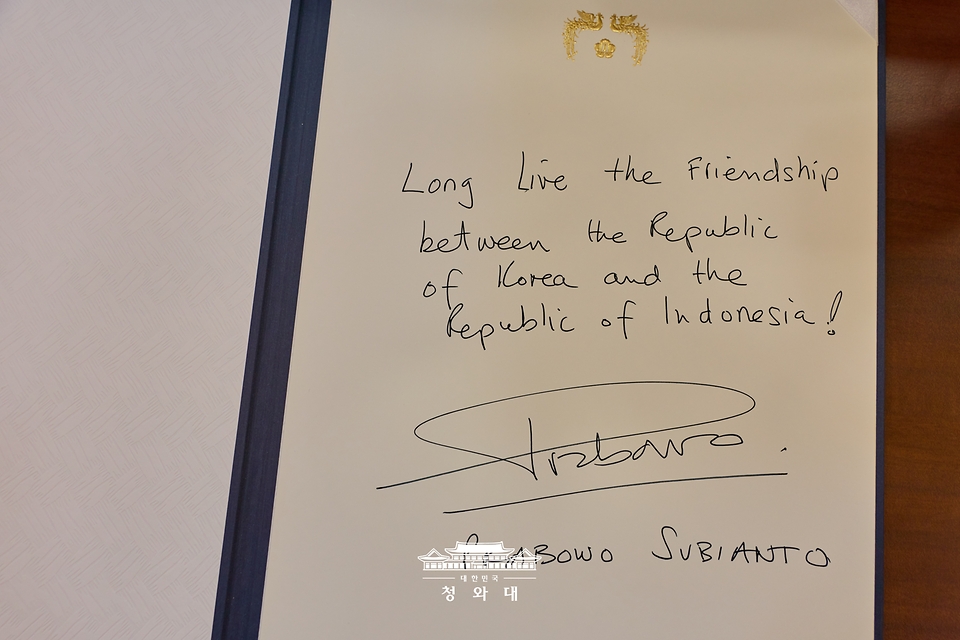 4월 1일 청와대에서 국빈 방한한 프라보워 수비안토 인도네시아 대통령이 작성한 방명록.