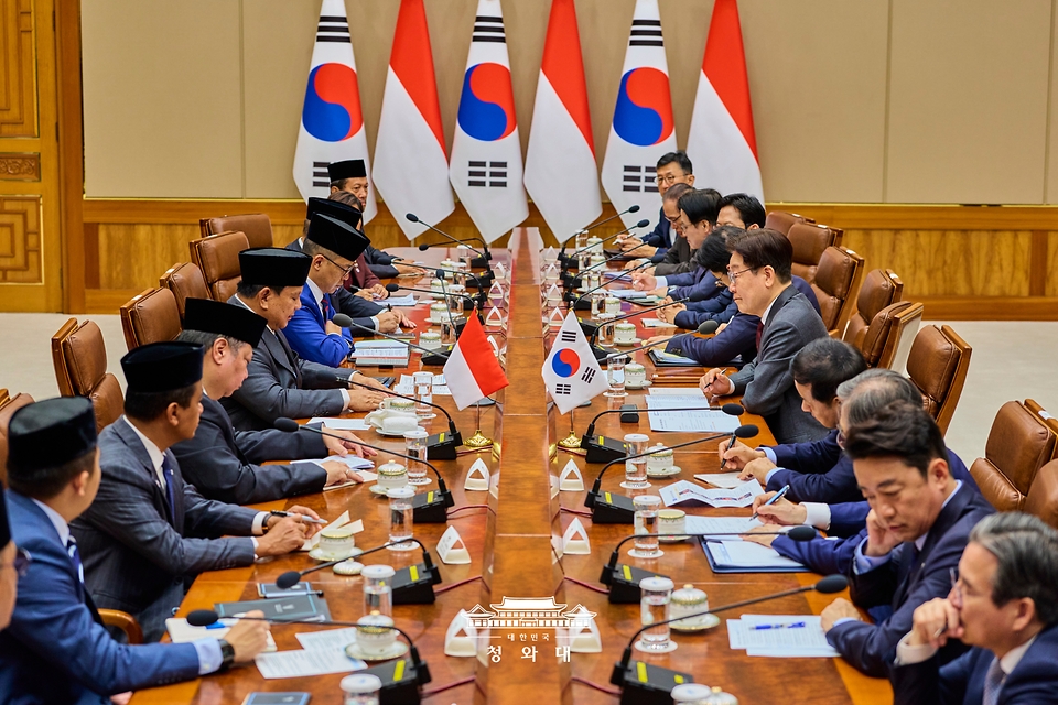 이재명 대통령과 프라보워 수비안토 인도네시아 대통령이 4월 1일 청와대에서 확대 정상회담을 하고 있다.