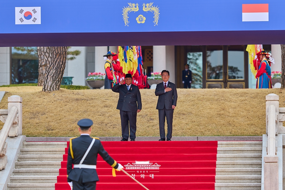 이재명 대통령과 프라보워 수비안토 인도네시아 대통령이 4월 1일 청와대에서 열린 국빈 방한 공식 환영식에서 사열대에 등단해 경례하고 있다.
