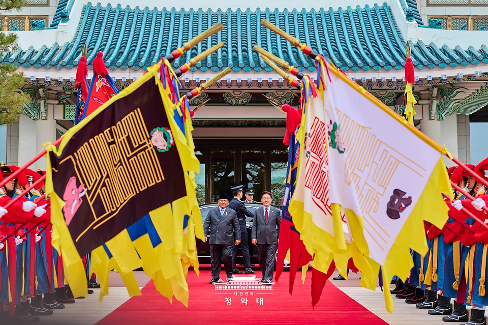 이재명 대통령이 4월 1일 청와대에서 국빈 방한한 프라보워 수비안토 인도네시아 대통령과 함께 공식 환영식장으로 향하고 있다.