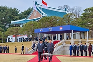 이재명 대통령과 프라보워 수비안토 인도네시아 대통령이 4월 1일 청와대에서 열린 국빈 방한 공식 환영식에서 의장대를 사열하기 위해 이동하고 있다.