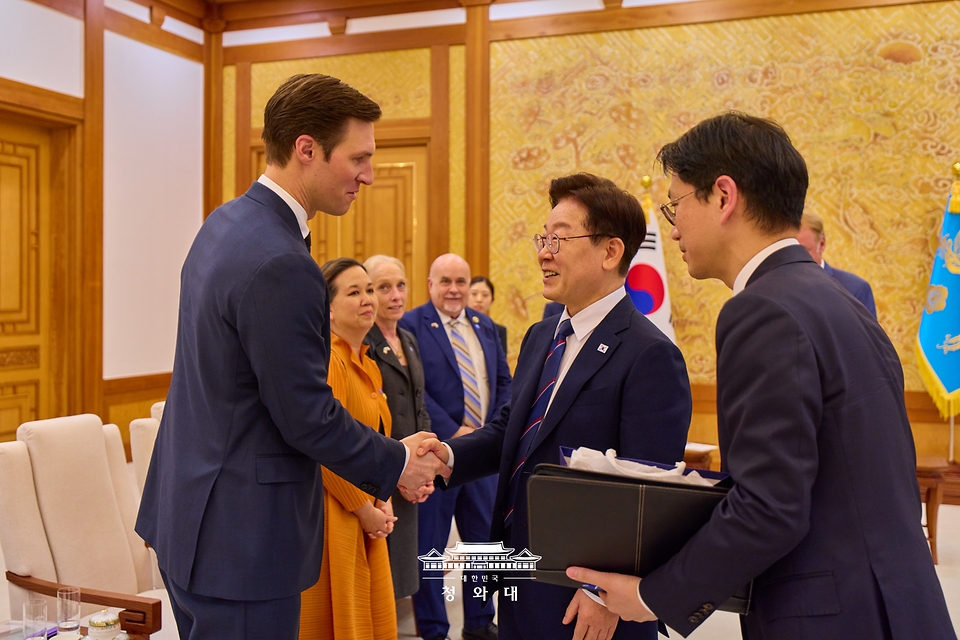 이재명 대통령이 3월 31일 청와대에서 미국 하원의원단 접견을 하며  팻 해리건 의원과 악수하고 있다.