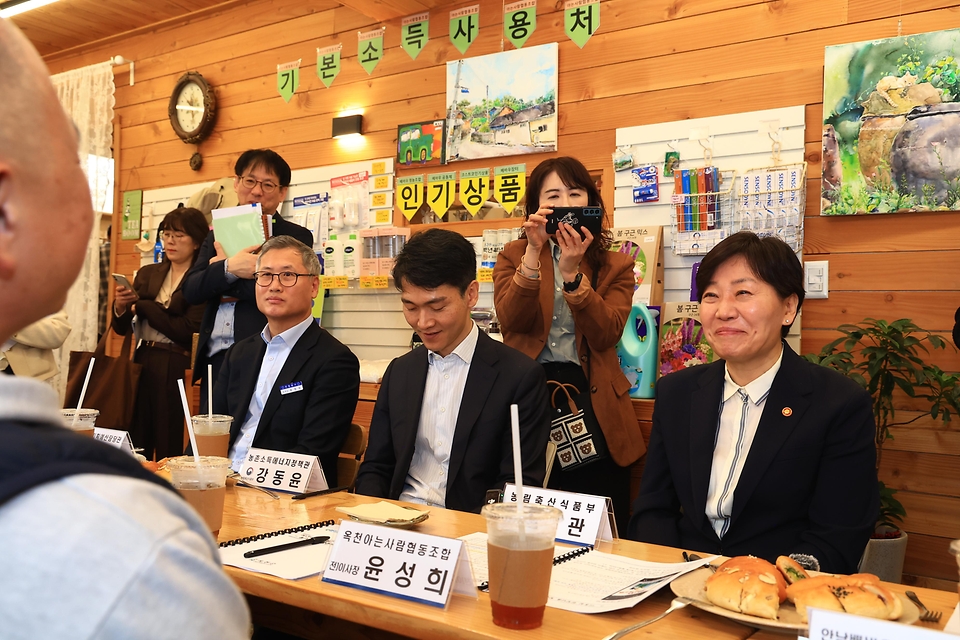 송미령 농림축산식품부 장관이 4월 1일 충북 옥천군 안남면에 위치한 협동조합 운영 판매장에서 현장 간담회를 열어 농어촌 기본소득 사용현황과 최근 지역상권의 변화 사례를 점검하고, 인근 가맹점을 방문해 주민들을 비롯한 관계자들의 현장 의견을 청취하고 있다.