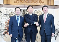 구윤철 부총리 겸 재정경제부 장관이 4월 1일 서울 종로구 정부서울청사에서 열린 거시재정금융 간담회에 앞서 기념사진을 찍고 있다.