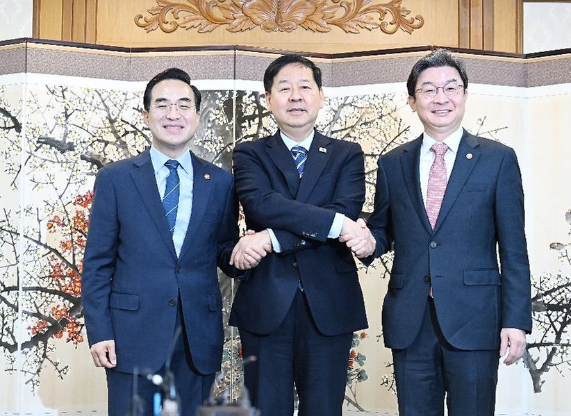 구윤철 부총리 겸 재정경제부 장관이 4월 1일 서울 종로구 정부서울청사에서 열린 거시재정금융 간담회에 앞서 기념사진을 찍고 있다.