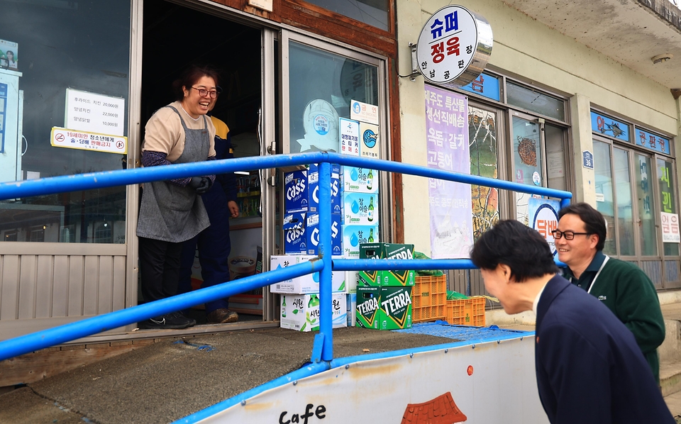 송미령 농림축산식품부 장관이 4월 1일 충북 옥천군 안남면에 위치한 협동조합 운영 판매장에서 현장 간담회를 열어 농어촌 기본소득 사용현황과 최근 지역상권의 변화 사례를 점검하고, 인근 가맹점을 방문해 주민들을 비롯한 관계자들의 현장 의견을 청취하고 있다.