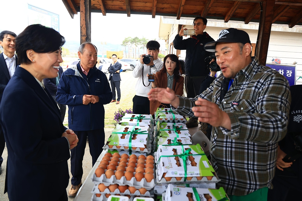 송미령 농림축산식품부 장관이 4월 1일 충북 옥천군 안남면에 위치한 협동조합 운영 판매장에서 현장 간담회를 열어 농어촌 기본소득 사용현황과 최근 지역상권의 변화 사례를 점검하고, 인근 가맹점을 방문해 주민들을 비롯한 관계자들의 현장 의견을 청취하고 있다.