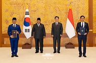 김용선 지식재산처장과 수기오노 인도네시아 외교부 장관이 1일 청와대에서 이재명 대통령과 프라보워 수비안토 대통령이 임석한 가운데 지식재산 보호 및 집행 협력 양해각서 문건을 교환한 뒤 기념 촬영을 하고 있다.