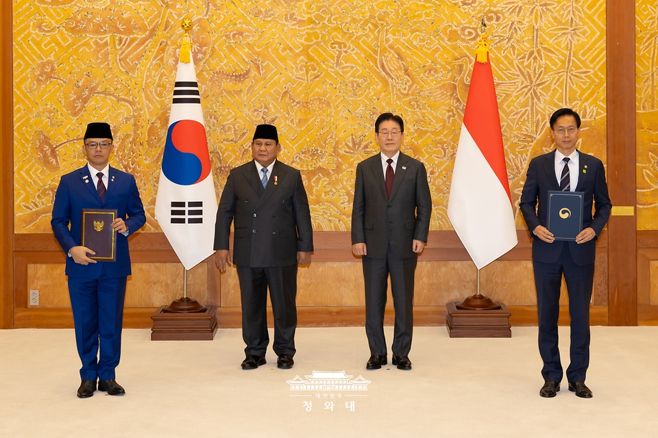 김용선 지식재산처장과 수기오노 인도네시아 외교부 장관이 1일 청와대에서 이재명 대통령과 프라보워 수비안토 대통령이 임석한 가운데 지식재산 보호 및 집행 협력 양해각서 문건을 교환한 뒤 기념 촬영을 하고 있다.