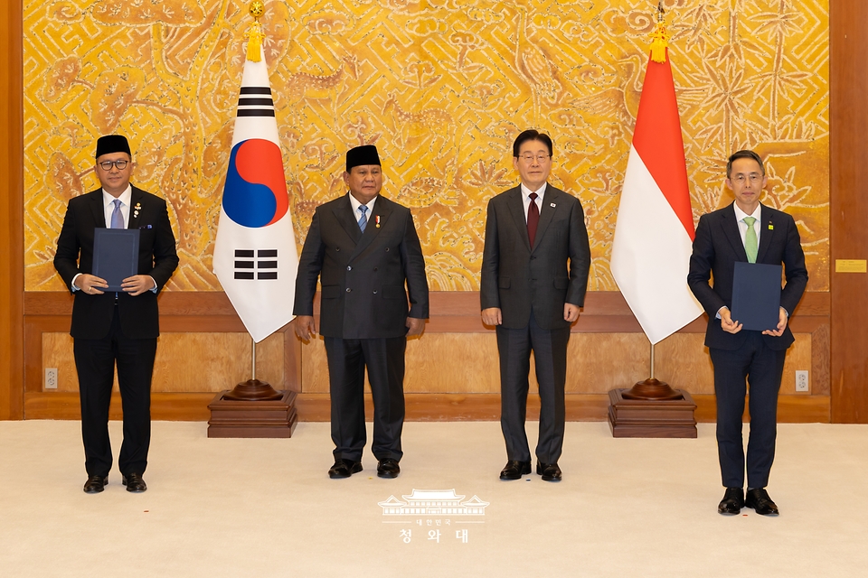 황기연 한국수출입은행장과 로산 퍼르카산 인도네시아 국부펀드 다난타라 기관장이 1일 청와대에서 이재명 대통령과 프라보워 수비안토 대통령이 임석한 가운데 한국수출입은행과 다난타라 간 금융협력 양해각서 문건을 교환한 뒤 기념 촬영을 하고 있다.