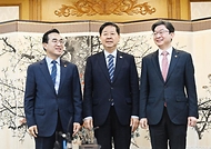 구윤철 부총리 겸 재정경제부 장관이 4월 1일 서울 종로구 정부서울청사에서 열린 거시재정금융 간담회에 앞서 기념사진을 찍고 있다.