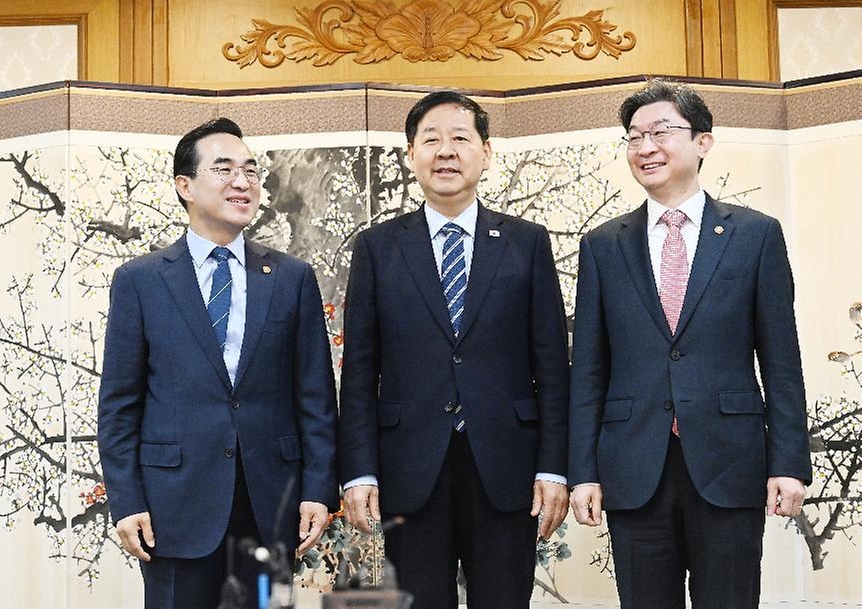 구윤철 부총리 겸 재정경제부 장관이 4월 1일 서울 종로구 정부서울청사에서 열린 거시재정금융 간담회에 앞서 기념사진을 찍고 있다.