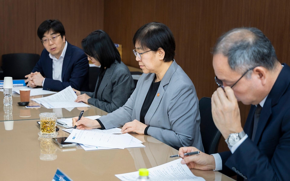 정은경 보건복지부 장관이 3월 31일 서울에서 중동전쟁 장기화에 대비한 비상경제대응 민생복지반 제1차 관계부처 점검회의를 개최하고, 민생복지반 소속 각 부처의 주요 추진과제 및 현장 동향 등을 논의하고 있다.