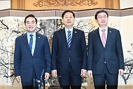 구윤철 부총리 겸 재정경제부 장관이 4월 1일 서울 종로구 정부서울청사에서 열린 거시재정금융 간담회에 앞서 기념사진을 찍고 있다.