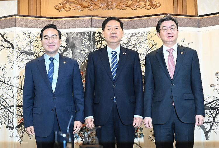 구윤철 부총리 겸 재정경제부 장관이 4월 1일 서울 종로구 정부서울청사에서 열린 거시재정금융 간담회에 앞서 기념사진을 찍고 있다.