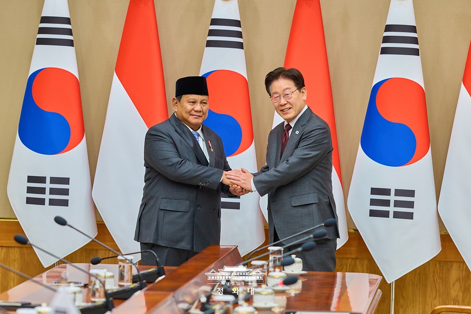 이재명 대통령과 프라보워 수비안토 인도네시아 대통령이 4월 1일 청와대에서 확대 정상회담에 앞서 악수하고 있다.