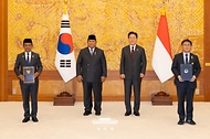 김성환 기후에너지환경부 장관과 바흘릴 라하달리아 인도네시아 에너지광물자원부 장관이 1일 청와대에서 이재명 대통령과 프라보워 수비안토 대통령이 임석한 가운데 청정에너지 협력, 탄소 포집 및 저장 분야 양해각서 문건을 교환한 뒤 기념 촬영을 하고 있다.