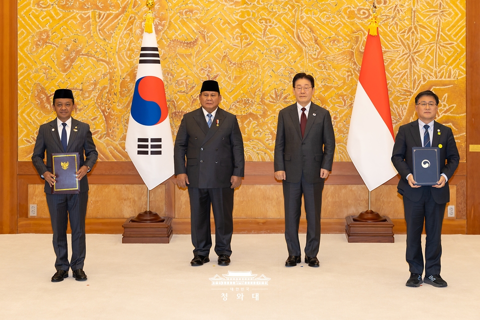 김성환 기후에너지환경부 장관과 바흘릴 라하달리아 인도네시아 에너지광물자원부 장관이 1일 청와대에서 이재명 대통령과 프라보워 수비안토 대통령이 임석한 가운데 청정에너지 협력, 탄소 포집 및 저장 분야 양해각서 문건을 교환한 뒤 기념 촬영을 하고 있다.