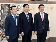 구윤철 부총리 겸 재정경제부 장관이 4월 1일 서울 종로구 정부서울청사에서 열린 거시재정금융 간담회에 앞서 기념사진을 찍고 있다.