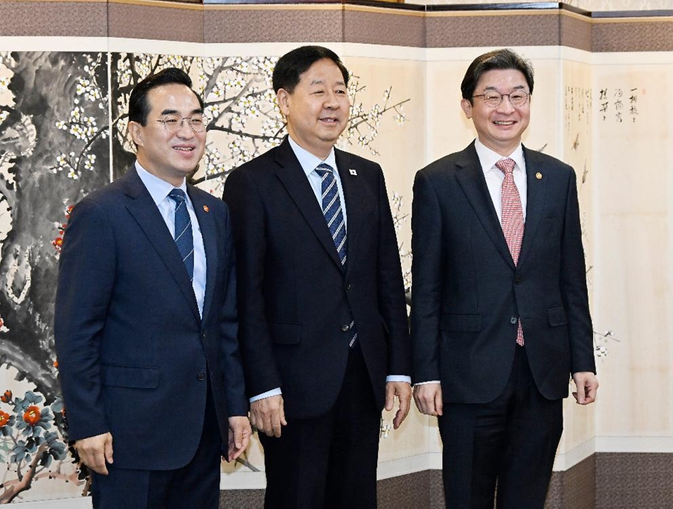 구윤철 부총리 겸 재정경제부 장관이 4월 1일 서울 종로구 정부서울청사에서 열린 거시재정금융 간담회에 앞서 기념사진을 찍고 있다.