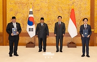 김정관 산업통상부 장관과 아이를랑가 하르타르토 인도네시아 경제조정부 장관이 1일 청와대에서 이재명 대통령과 프라보워 수비안토 대통령이 임석한 가운데 경제협력 2.0에 관한 양해각서 문건을 교환한 뒤 기념 촬영을 하고 있다. 