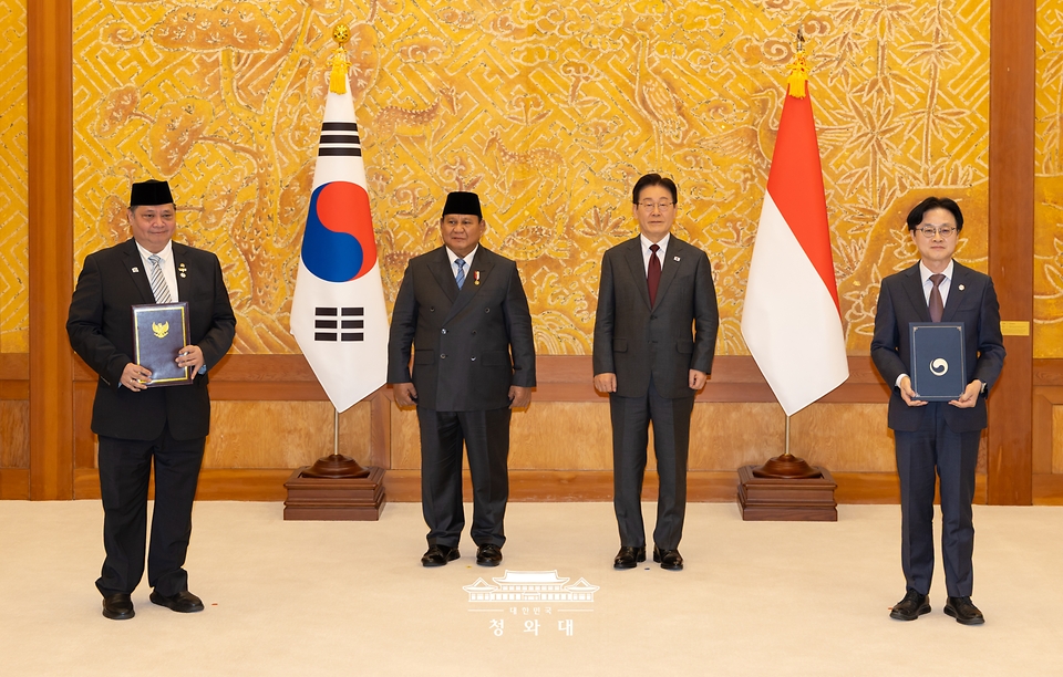 김정관 산업통상부 장관과 아이를랑가 하르타르토 인도네시아 경제조정부 장관이 1일 청와대에서 이재명 대통령과 프라보워 수비안토 대통령이 임석한 가운데 경제협력 2.0에 관한 양해각서 문건을 교환한 뒤 기념 촬영을 하고 있다. 