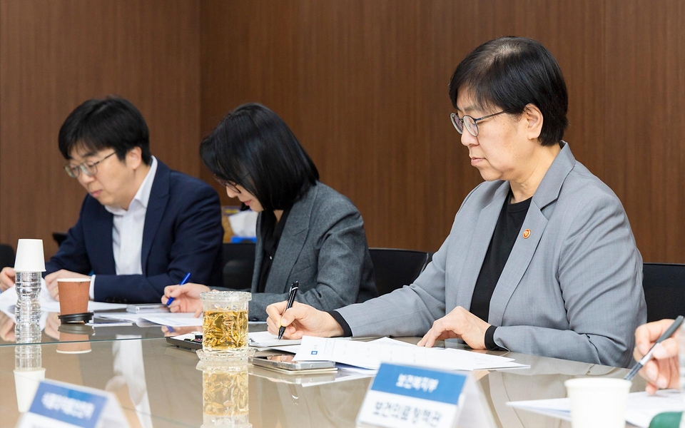 정은경 보건복지부 장관이 3월 31일 서울에서 중동전쟁 장기화에 대비한 비상경제대응 민생복지반 제1차 관계부처 점검회의를 개최하고, 민생복지반 소속 각 부처의 주요 추진과제 및 현장 동향 등을 논의하고 있다.