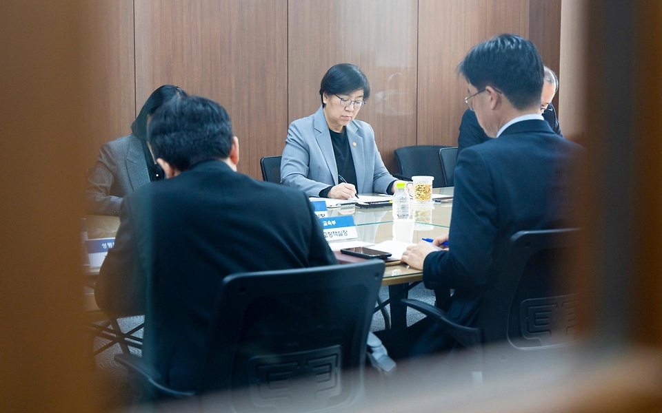 정은경 보건복지부 장관이 3월 31일 서울에서 중동전쟁 장기화에 대비한 비상경제대응 민생복지반 제1차 관계부처 점검회의를 개최하고, 민생복지반 소속 각 부처의 주요 추진과제 및 현장 동향 등을 논의하고 있다.