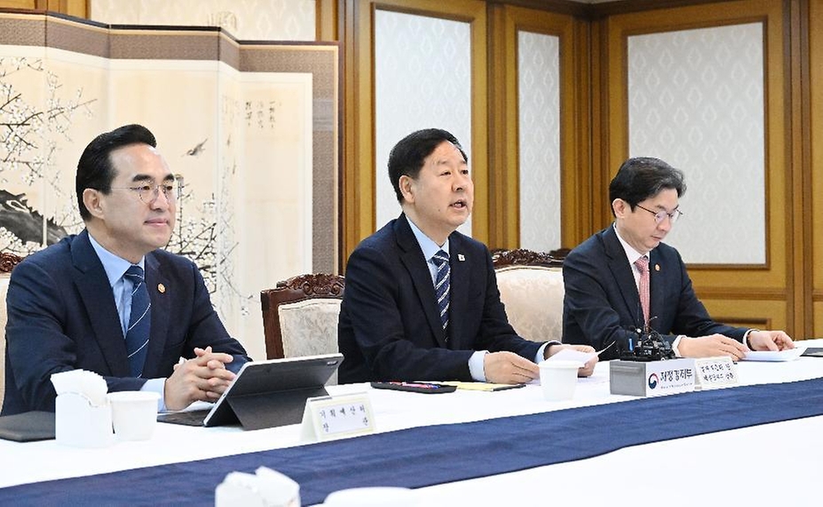 구윤철 부총리 겸 재정경제부 장관이 4월 1일 서울 종로구 정부서울청사에서 열린 거시재정금융 간담회에서 모두발언을 하고 있다.