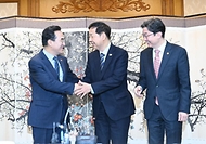 구윤철 부총리 겸 재정경제부 장관이 4월 1일 서울 종로구 정부서울청사에서 열린 거시재정금융 간담회에 앞서 기념사진을 찍고 있다.