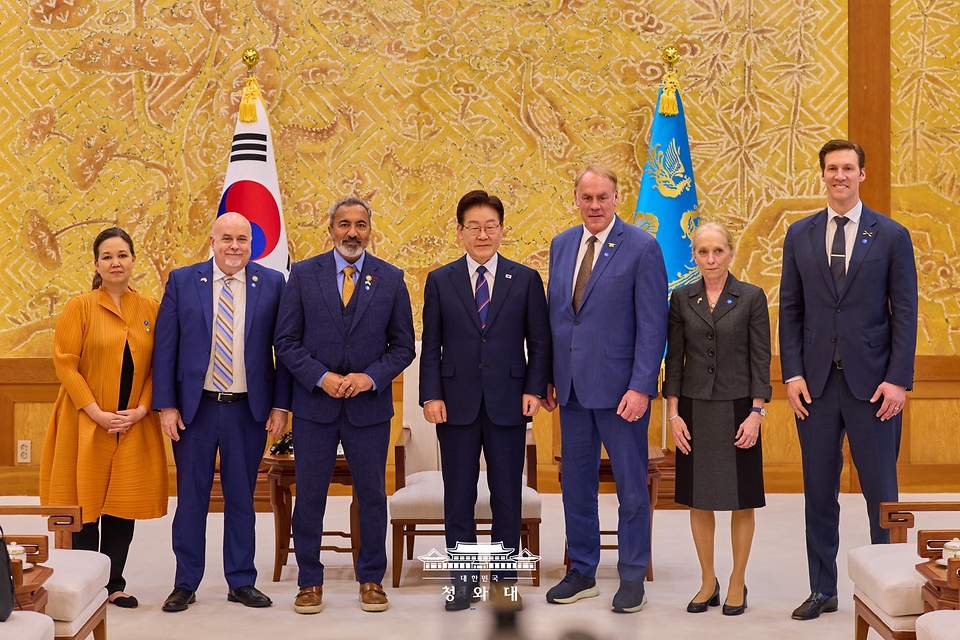 이재명 대통령이 3월 31일 청와대에서 미국 하원의원단 접견에 앞서 기념 촬영을 하고 있다.