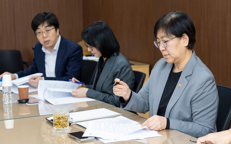 정은경 보건복지부 장관이 3월 31일 서울에서 중동전쟁 장기화에 대비한 비상경제대응 민생복지반 제1차 관계부처 점검회의를 개최하고, 민생복지반 소속 각 부처의 주요 추진과제 및 현장 동향 등을 논의하고 있다.