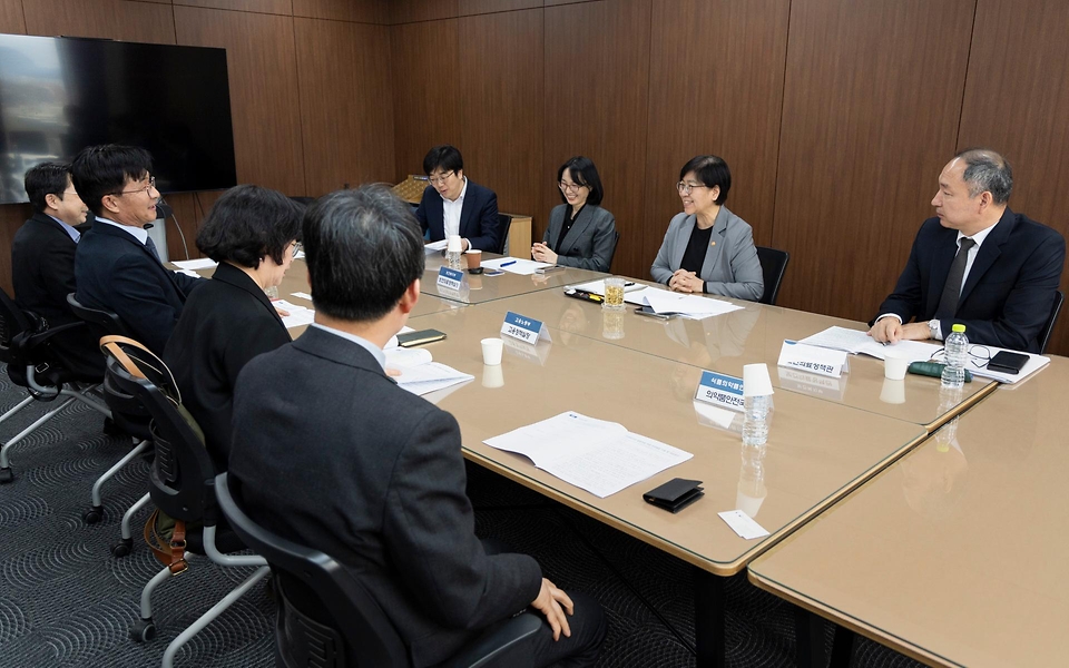 정은경 보건복지부 장관이 3월 31일 서울에서 중동전쟁 장기화에 대비한 비상경제대응 민생복지반 제1차 관계부처 점검회의를 개최하고, 민생복지반 소속 각 부처의 주요 추진과제 및 현장 동향 등을 논의하고 있다.