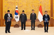 김성범 해수부 차관과 아이를랑가 하르타르토 인도네시아 경제조정부 장관이 1일 청와대에서 이재명 대통령과 프라보워 수비안토 대통령이 임석한 가운데 해양플랜트 서비스산업 협력 양해각서 문건을 교환한 뒤 기념 촬영을 하고 있다.