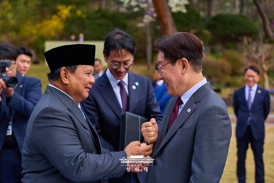 이재명 대통령과 국빈 방한한 프라보워 수비안토 인도네시아 대통령이 4월 1일 청와대 녹지원에서 육군 태권도 시범대 공연 관람 후 선물 교환 친교일정을 하고 있다.