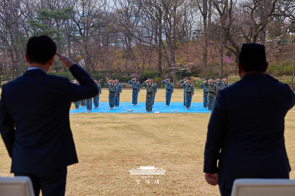 이재명 대통령과 국빈 방한한 프라보워 수비안토 인도네시아 대통령이 4월 1일 청와대 녹지원에서 시연을 마친 육군 태권도 시범대의 경례를 받고 있다.
