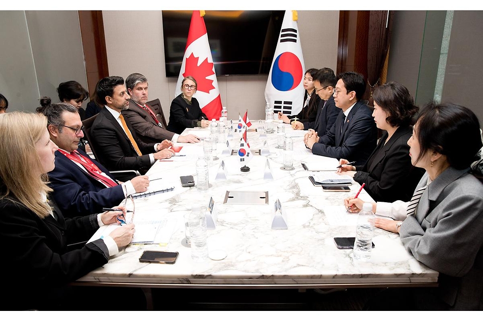 배경훈 부총리 겸 과학기술정보통신부 장관이 3월 31일 서울 중구 웨스틴조선호텔에서 매닌더 시두(Maninder Sidhu) 캐나다 통상장관을 만나 기념촬영하고 있다.