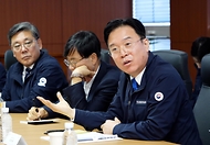 김영훈 고용노동부 장관이 3월 26일 경남 한화오션 거제사업장을 방문해 조선소 현장을 시찰하고, 원·하청 노사 관계자들과 간담회를 개최하고 있다.