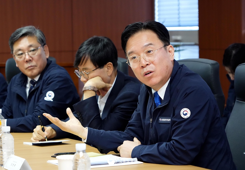 김영훈 고용노동부 장관이 3월 26일 경남 한화오션 거제사업장을 방문해 조선소 현장을 시찰하고, 원·하청 노사 관계자들과 간담회를 개최하고 있다.