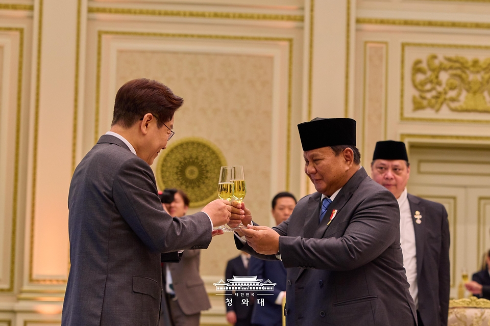 이재명 대통령과 프라보워 수비안토 인도네시아 대통령이 4월 1일 청와대에서 열린 국빈 방한 환영 오찬에서 건배하고 있다.