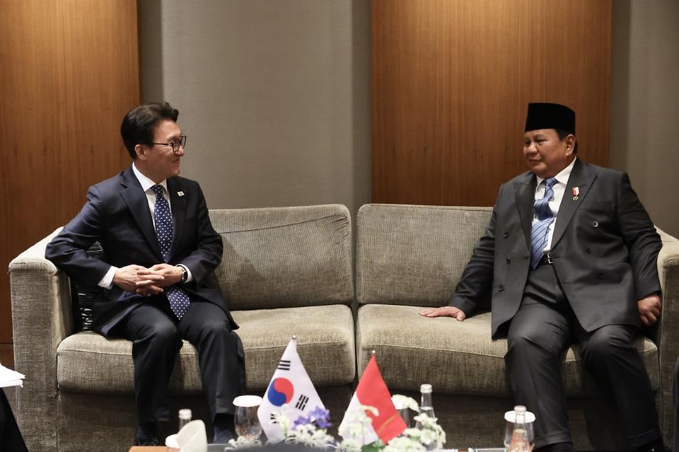김민석 국무총리가 4월 1일 장충동 신라호텔에서 프라보워 수비안토 인도네시아 대통령과 면담을 하고 있다.